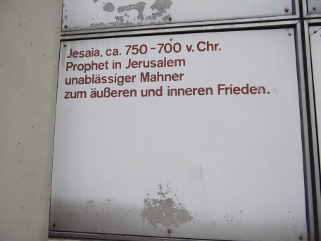 Der Text ist an einer Fssade einer r.-kath. Kirche in München netterweise zu lesen.